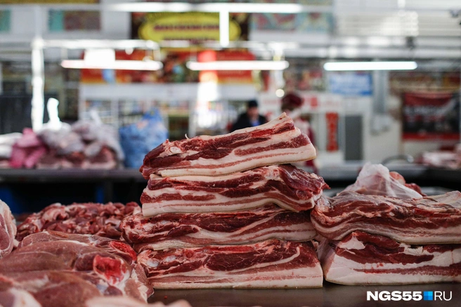Закупочная цена на мясо падает, на прилавках оно не дешевеет | Источник: Евгений Софийчук / NGS55.RU
