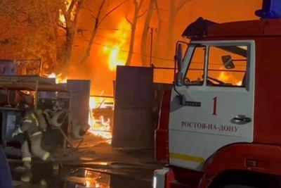 В Ростове тушат пожар в частных домах на Красных Зорь