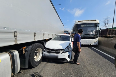 Авария с такси и фурой заблокировала Московское шоссе в Шушарах
