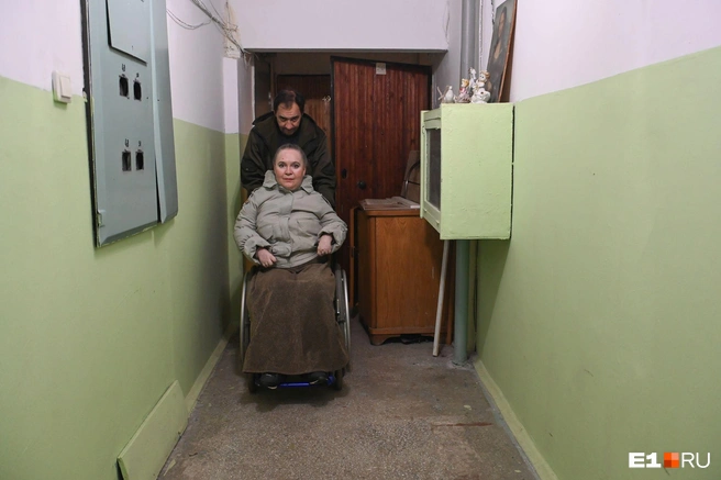 Елена признается: каждый выезд на улицу для нее подарок, и она благодарна за этот подарок друзьям | Источник: Дмитрий Емельянов / E1.RU