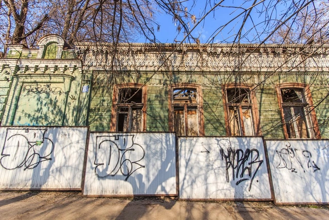 Между 2005 и 2008 годами два из пяти зданий — дом № 115 и угловой № 117Б/1 — были вычеркнуты из реестра | Источник: Nordskif / mytravelbook.org