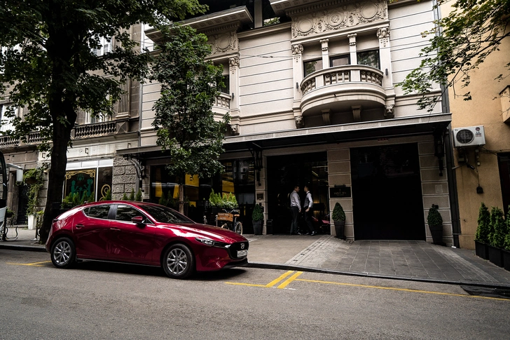 Японская Alfa Romeo? Вполне определенно. Новая «трешка» очень элегантный, стильный и яркий автомобиль. Особенно в красном 