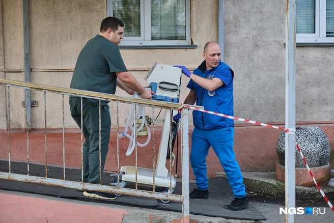 Были несколько тяжелых пациентов, за которыми приехал реанимобиль | Источник: Александр Ощепков / NGS.RU