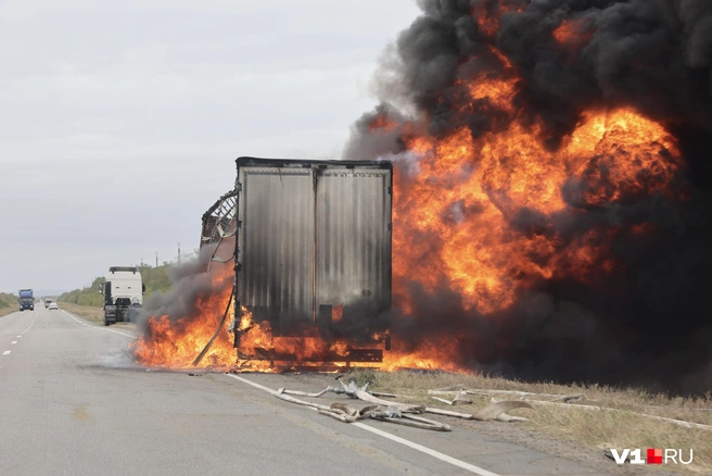 Полуприцеп полностью сгорел, тягач удалось спасти | Источник: Алексей Волхонский / V1.RU