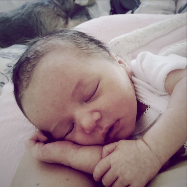 Новорожденная дочь Миллы Йовович спит с собакой