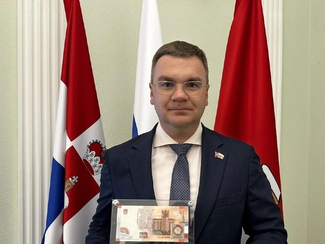 Глава Перми Эдуард Соснин показал, как выглядят новые купюры | Источник: пресс-служба администрации Перми
