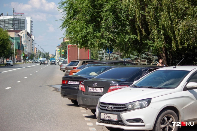 На парковке на улице Герцена не так много свободных мест | Источник: Павел Красоткин / 72.RU