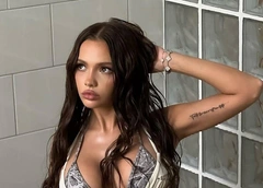 Валя Карнавал на свое 24-летие разбила машину, попала в травмпункт, а после танцевала с розоволосой Оксаной Самойловой