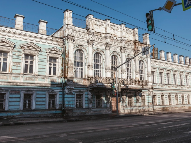 Загрязнения и трещины на фасаде заметны даже на расстоянии | Источник: Артем Бауман / 76.RU