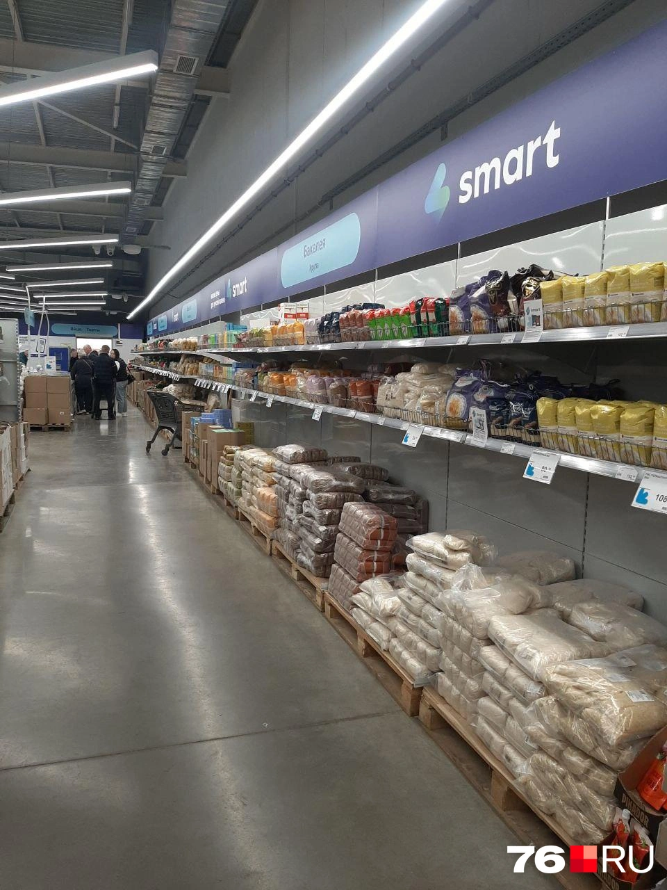 Вместо нижних полк в магазине палеты, на которые выставлен товар | Источник: Екатерина Лещенкова / 76.RU