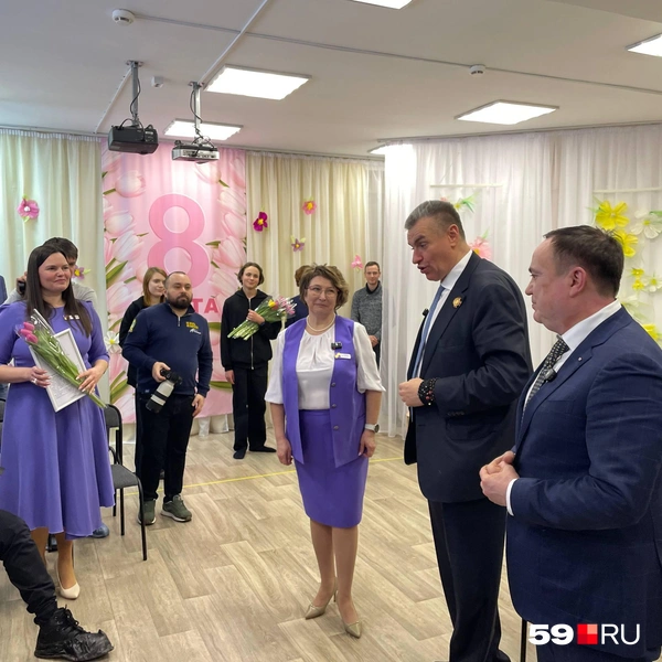 В конце команда политика вручила им подарки | Источник: Тома Минадзе / 59.RU