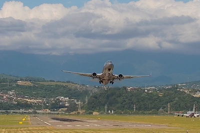 В Сочи задержки рейсов сократились вдвое после атаки БПЛА