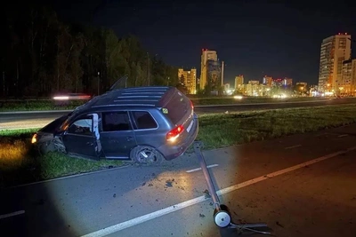 Пьяный водитель в Челябинске врезался в столб и обесточил улицу