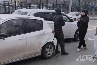 На видео попал момент ДТП в Южно-Сахалинске