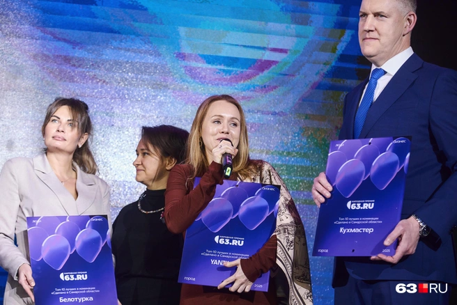 Яна вышла на сцену в платке собственного производства | Источник: Роман Данилкин / 63.RU