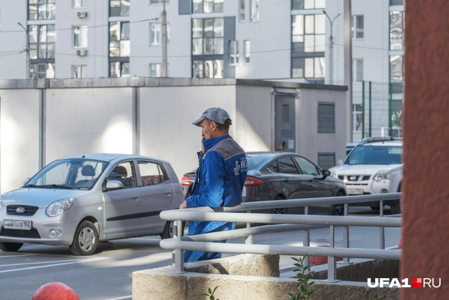 Рабочие моменты обсуждают | Источник: Булат Салихов / UFA1.RU