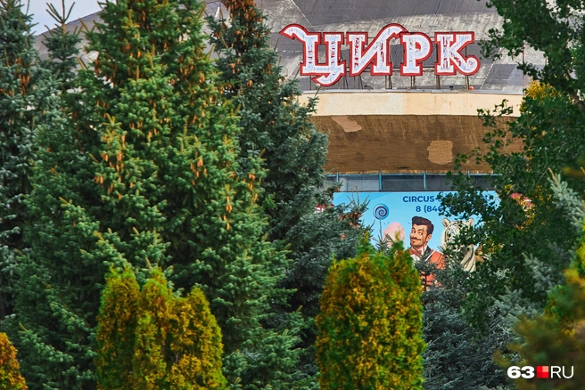Стаи птиц улетают Прочь, за синее море. Все деревья блистают В разноцветном уборе  | Источник: Роман Данилкин / 63.RU