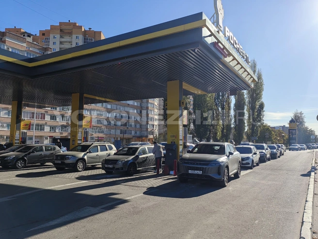 Очереди на «Роснефти» на Московском проспекте пока еще сохраняются | Источник: Андрей Пашинский / Voronezh1.ru