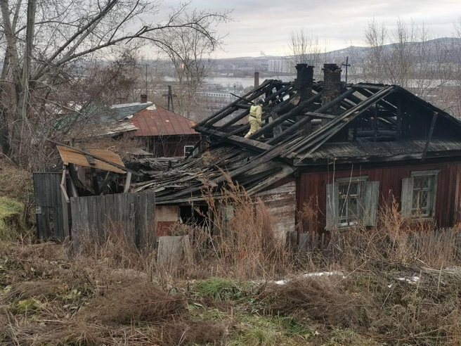 Дом на Овражной, 16 загорелся вечером, но проливать его закончили только на следующий день | Источник: Вести. Красноярск / Телеграм-канал