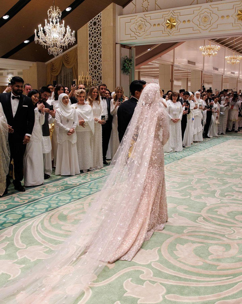 Тонны живых цветов и платье, расшитое драгоценными камнями: новые фото со свадьбы красавца-принца Брунея