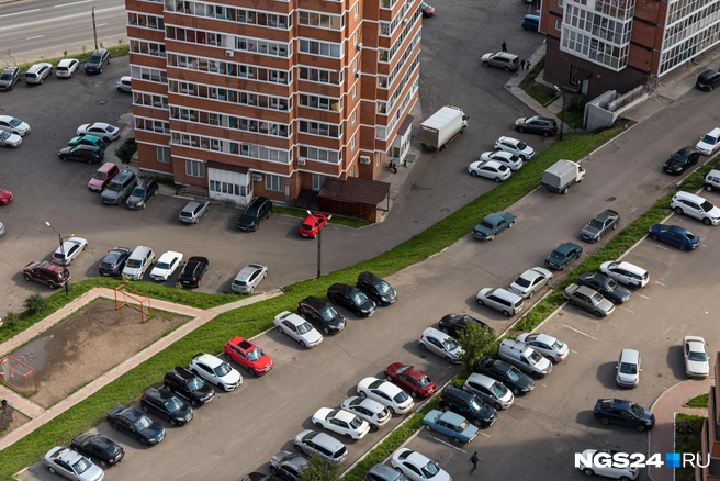 Машин больше, чем пешеходов | Источник: Мария Ленц / NGS24.RU