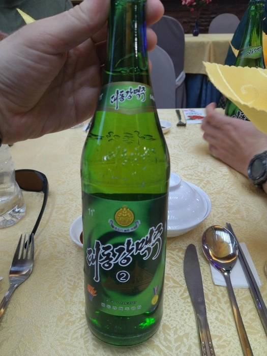 Северокорейское пиво вартовчанин не оценил | Источник: Константин Каськаев / ВКонтакте