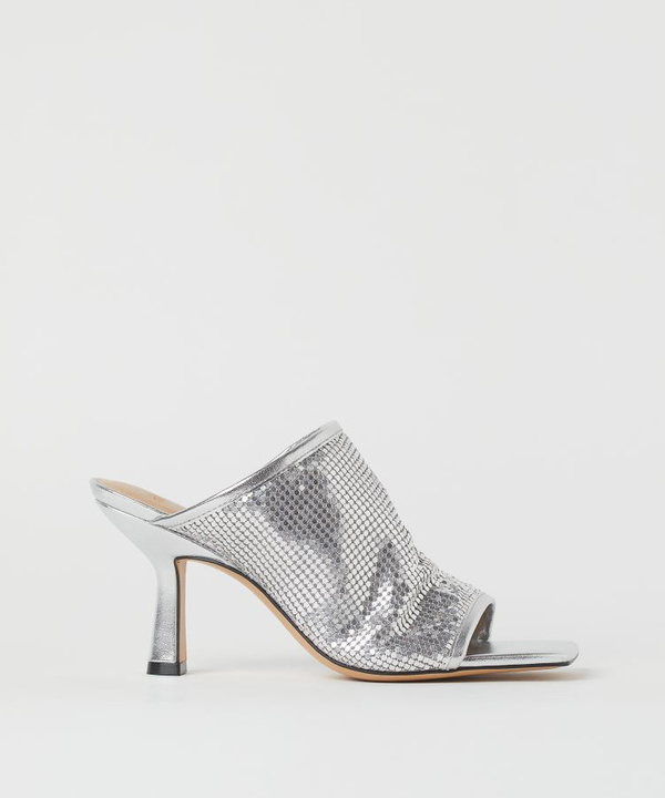 Sparkling winter: всего одна пара серебристых мюлей H&M — и вы будете самой модной весь Новый год