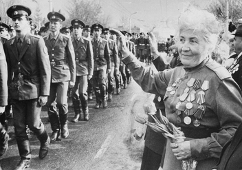 Празднование Дня Победы в Оренбурге 9 мая 1990 года | Источник: ОГАОО. Фотофонд. Оп. 3. Д. 2347 — 2349, 3058, 4079, 4080, 4172