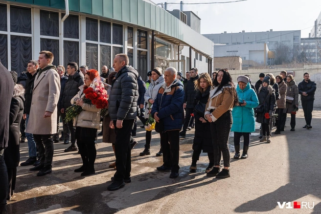 Люди приходили прощаться с букетами цветов | Источник: Алексей Волхонский / V1.RU