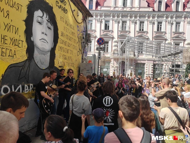Фанаты группы «Кино» почтили память Виктора Цоя у мемориала в центре Москвы | Источник: Михаил Мечев / MSK1.RU