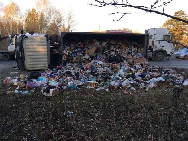 Бытовые отходы высыпались на землю | Источник: пресс-служба областного УМВД