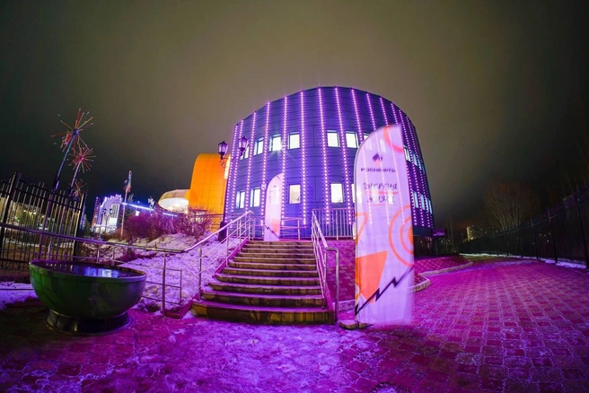 Здание получило новую яркую подсветку | Источник: «РН-Юганскнефтегаз» / t.me