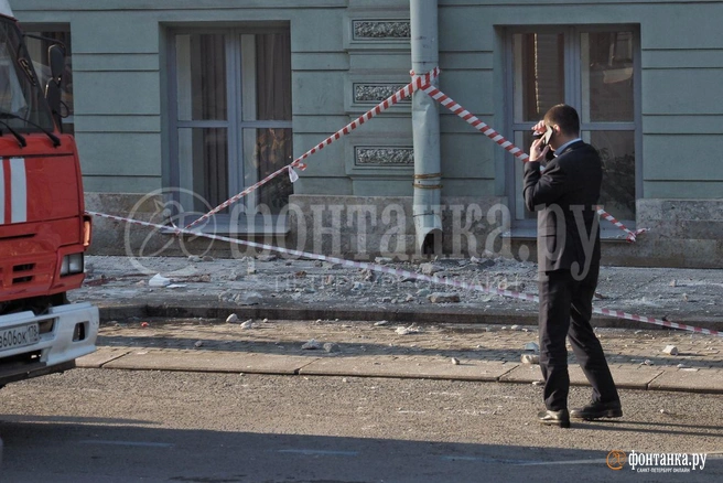 Падение штукатурки на пешехода в центре Петербурга стало уголовным делом | Источник: Михаил Огнев / FONTANKA.RU