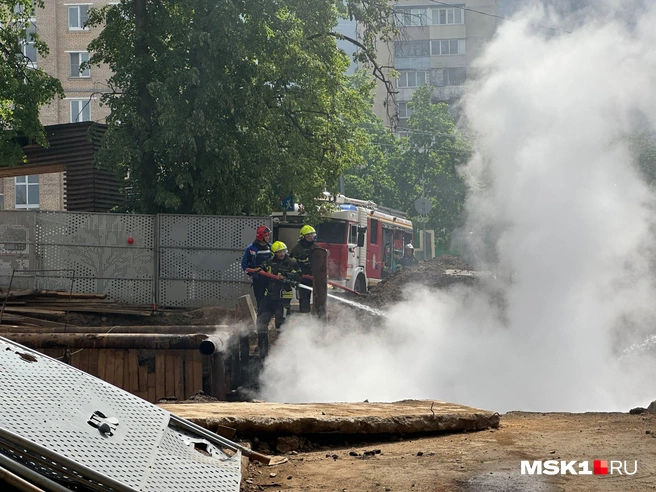 Пожарные раздвинули забор и приступили к тушению | Источник: Андрей Кузнецов / MSK1.RU