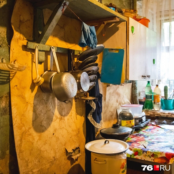 Жильцы дома пользуются общей кухней | Источник: Кирилл Поверинов / 76.RU