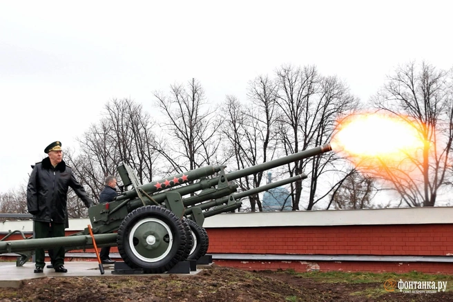 Полуденный выстрел прозвучал в Петербурге в другом месте | Источник: Сергей Михайличенко / «Фонтанка.ру»