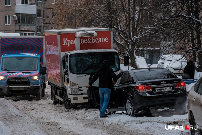 В таких узких дворах машину действительно проще бросить на зиму | Источник: Булат Салихов / UFA1.RU