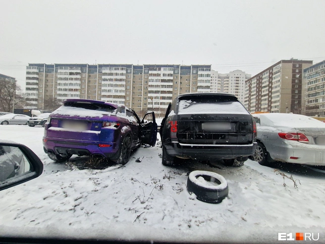 Преступники проникли на стоянку и подожгли черный Range Rover | Источник: читатель E1.RU