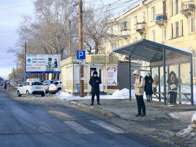 В то же время на остановке «Башня» ситуация почти идеальная — чисто и сухо. | Источник: Михаил Шилкин
