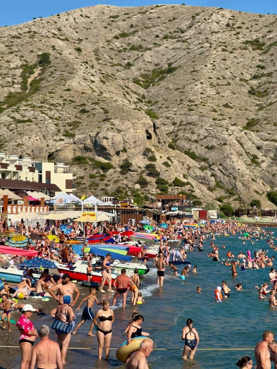 Глядя на пляжи Судака, сразу понимаешь, почему на Крымском мосту пробки растягиваются на 10–15 километров | Источник: «Таинственный Крым» / Telegram