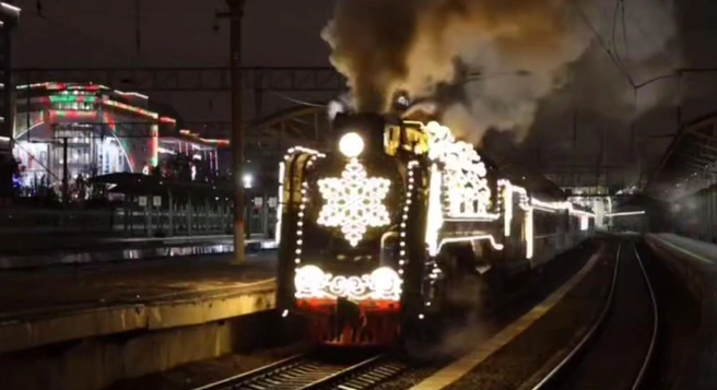 Праздник к нам приходит. РЖД показала поезд Деда Мороза, который проедет через всю страну | Источник: Телеграмма РЖД