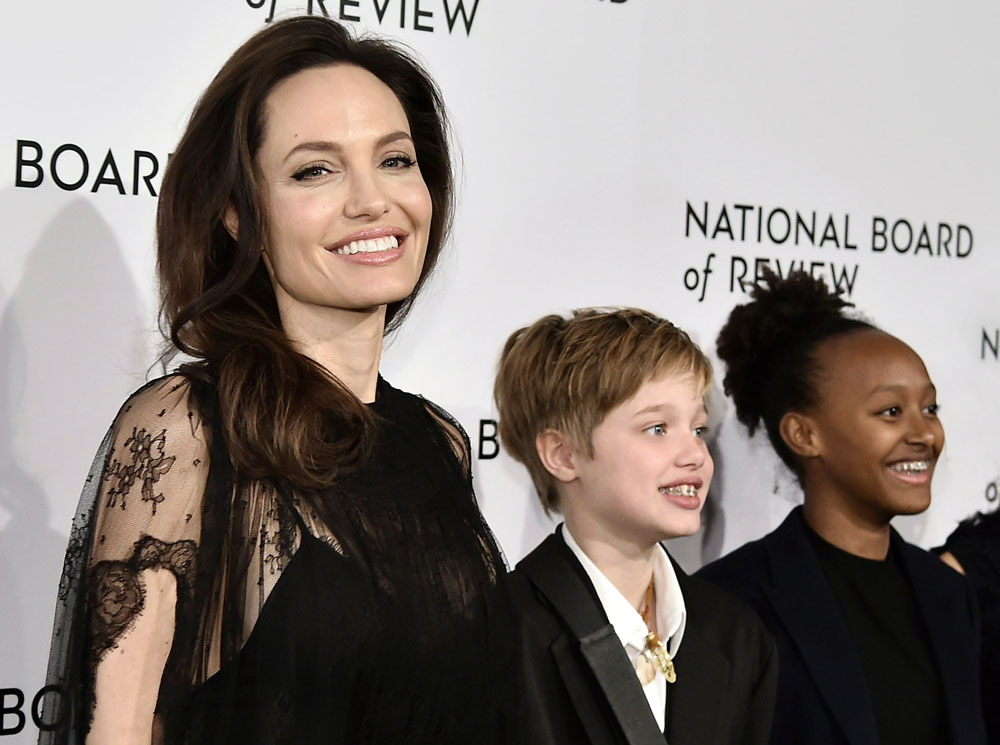 Анжелина Джоли с детьми | marieclaire.ru