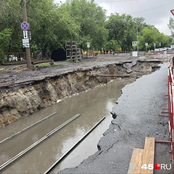 Вода затопила раскопанную теплотрассу на улице Тобольной | Источник: Алена Кисель, 45.RU