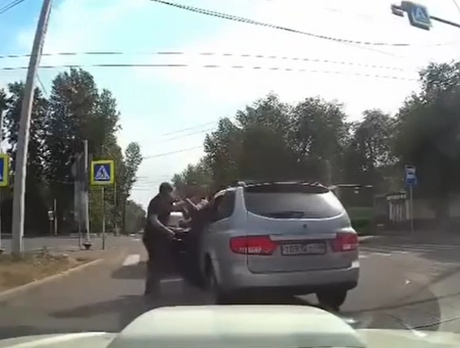 «Нарушил и еще в рукопашную пошел?» Двое водителей устроили драку посреди дороги в Иркутске: видео | Источник: «Инцидент Иркутск» / T.me