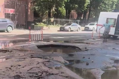 Прорыв трубы на 2-й Советской привел к провалу асфальта