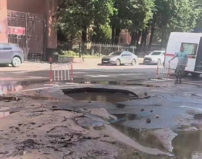 На 2-й Советской образовалась дыра в асфальте: труба с горячей водой не выдержала испытаний | Источник: Мегаполис | ДТП и ЧП | Санкт-Петербург | Питер