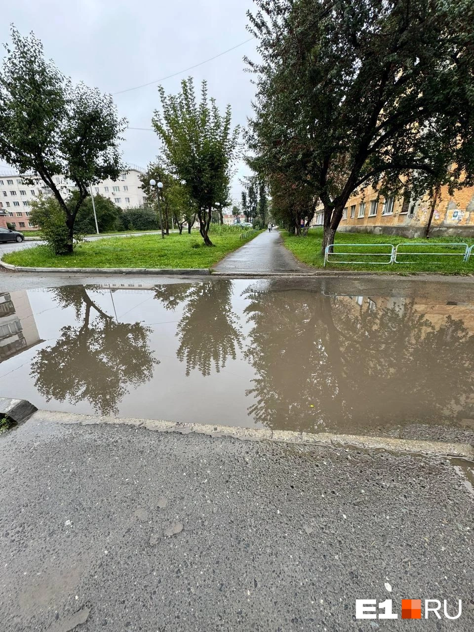 По словам мамы Ивана, эта лужа в Верхней Пышме (на Кривоусова, 36) уже много лет никуда не исчезает и по весне превращается в мини-озеро | Источник: Елена Русинова