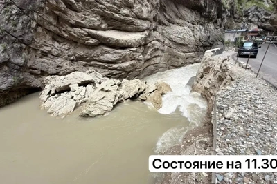 Опавшая скала перекрыла русло реки Чегем 31 мая