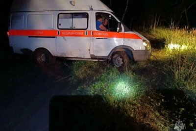 В Алтайском крае спасатели трижды вытаскивали скорую из грязи