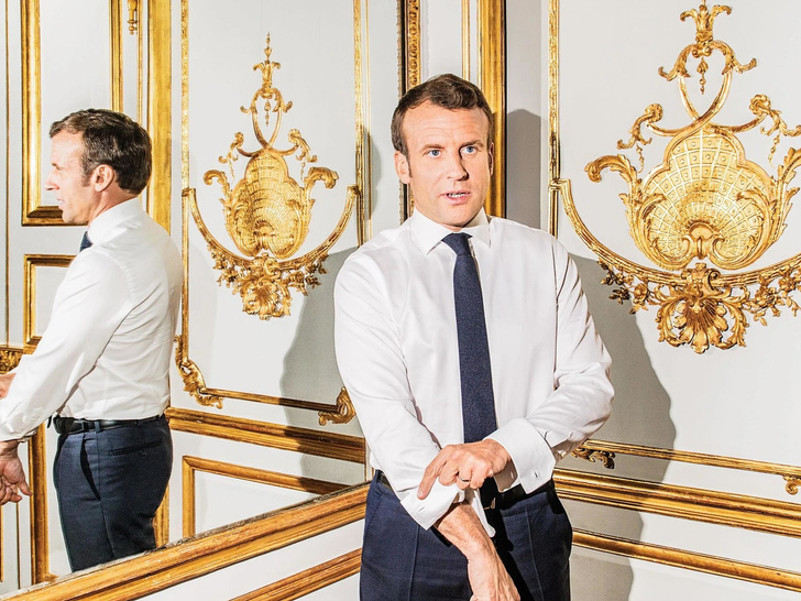 Волосатая грудь и расстегнутая рубашка: таким Эмманюэля Макрона вы еще не видели — новые «горячие» фото президента Франции